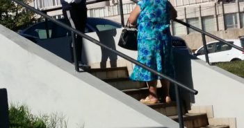Prinsă la cerșit cu un bebeluș în brațe cers2