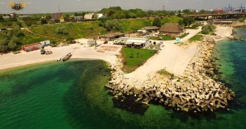 Dezastru ecologic la Agigea! Zeci de tone de pietre aruncate în mare, pentru a crește suprafața unui restaurant golfg