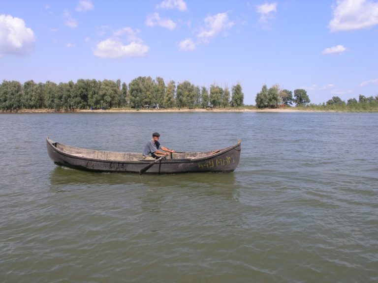 Pescar tulcean, răsturnat cu ambarcaţiunea, salvat de poliţiştii de frontieră