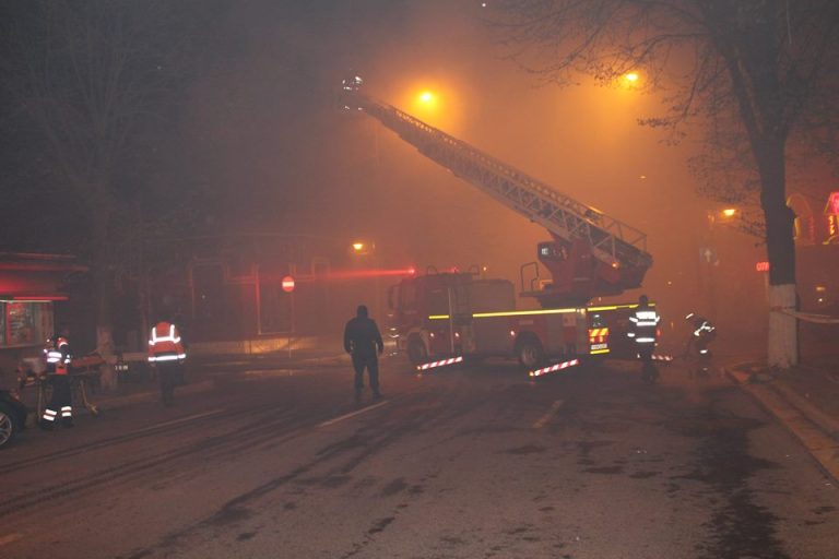 O lumânare uitată aprinsă a dus la un incendiu devastator. O femeie a decedat