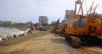 Drumul tehnologic de la Van Oord, Şoseaua de Coastă şi proiectele rezidenţiale de pe buza mării Ariadna vazuta de pe viitoarea sosea de coasta