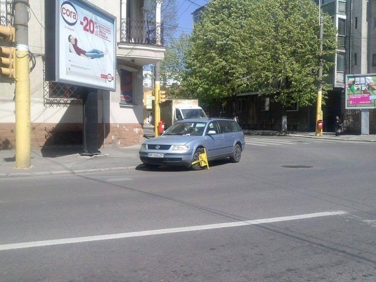 Constanța, condusă de incompetenți. O mașină încurcă de cinci zile traficul