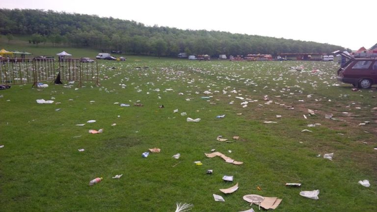 Amendat pentru că a aruncat deșeuri pe un teren din oraș