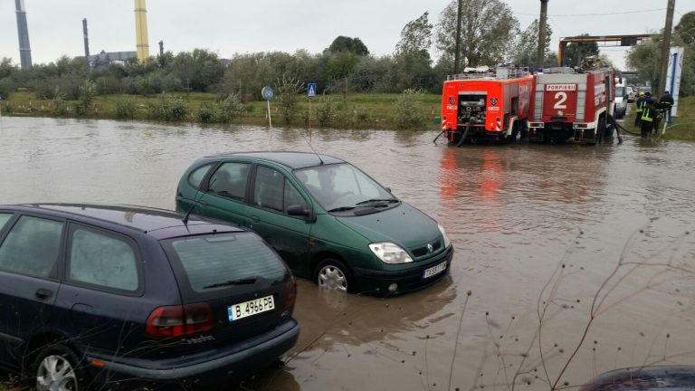 Galerie foto. Viitură între Corbu și Năvodari. ”Marea parcă s-a unit cu lacul”