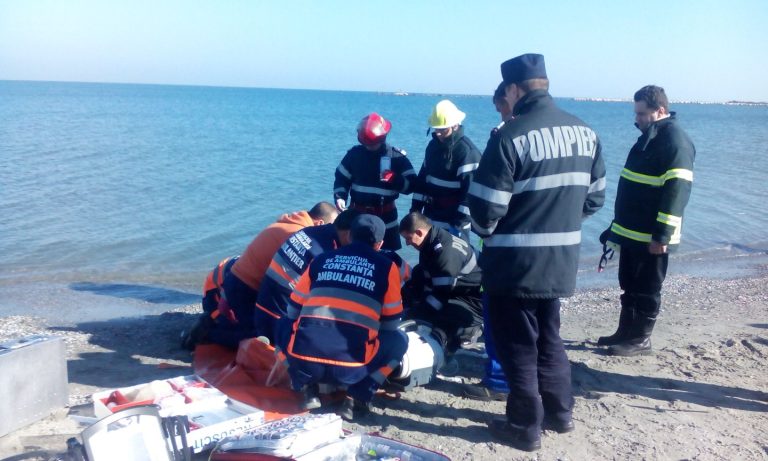 Corpul unei femei adus de mare, la mal, în Mamaia