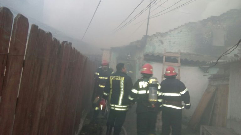 Incendiu pe strada Olteniei. Trei persoane asistate de ambulanță