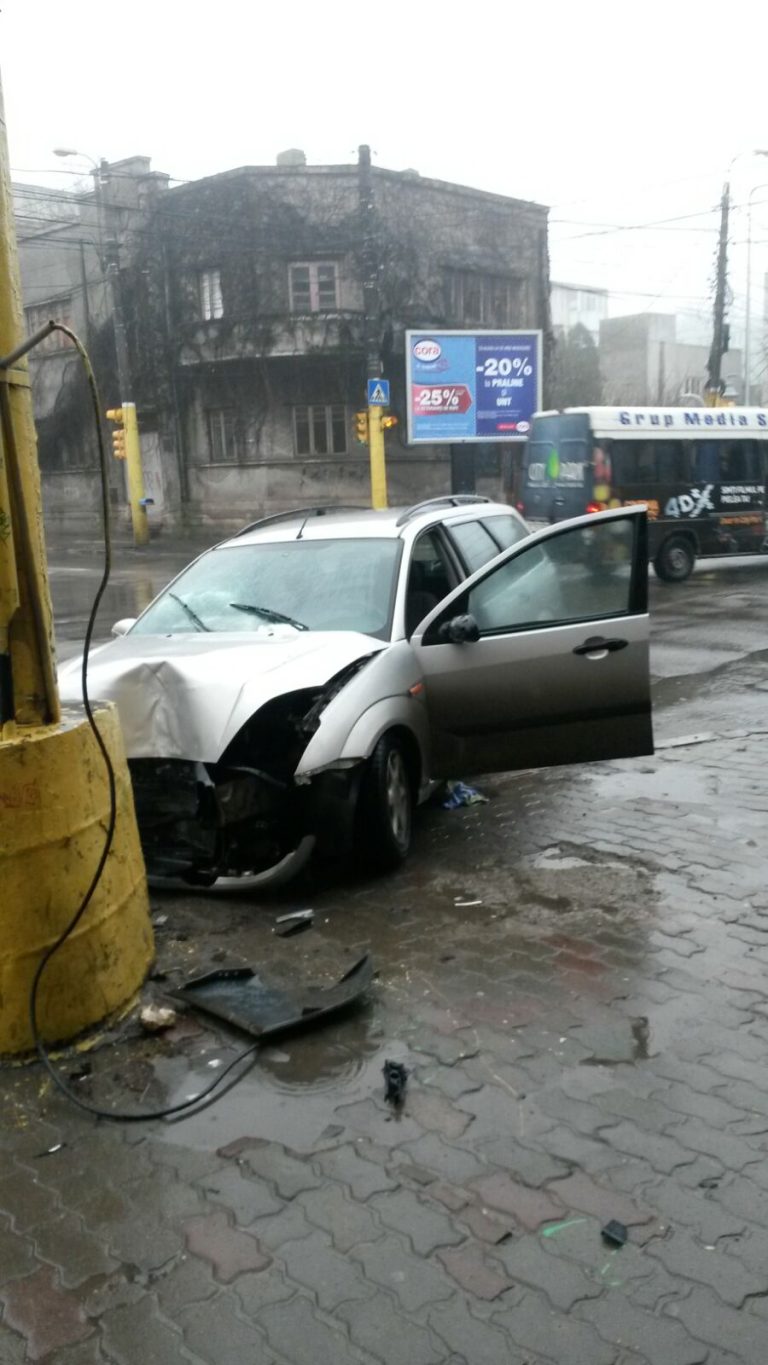 Accident pe bulevardul Ferdinand. O persoană a ajuns la spital