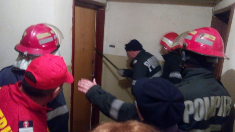 Intervenție ISU: Doi bătrâni găsiți căzuți în propriul apartament