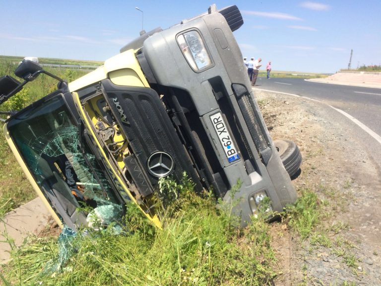 Tir răsturnat la intrare în Medgidia