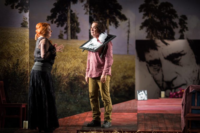 I-am invitat pe șefii din Primărie și Consiliul Județean la teatru. Credeți că au venit?
