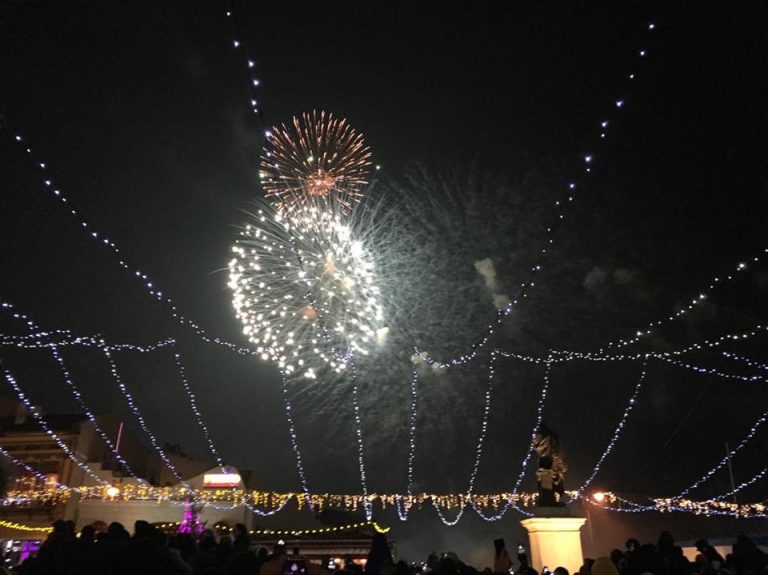Revelion de poveste în Piața Ovidiu. Constănțenii au luptat cu frigul pentru a se bucura de spectacol