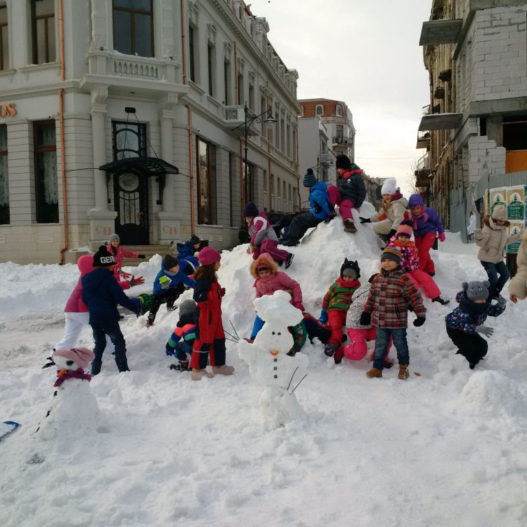 Școala ”Gheorghe Țițeica” își face armată de … oameni de zăpadă