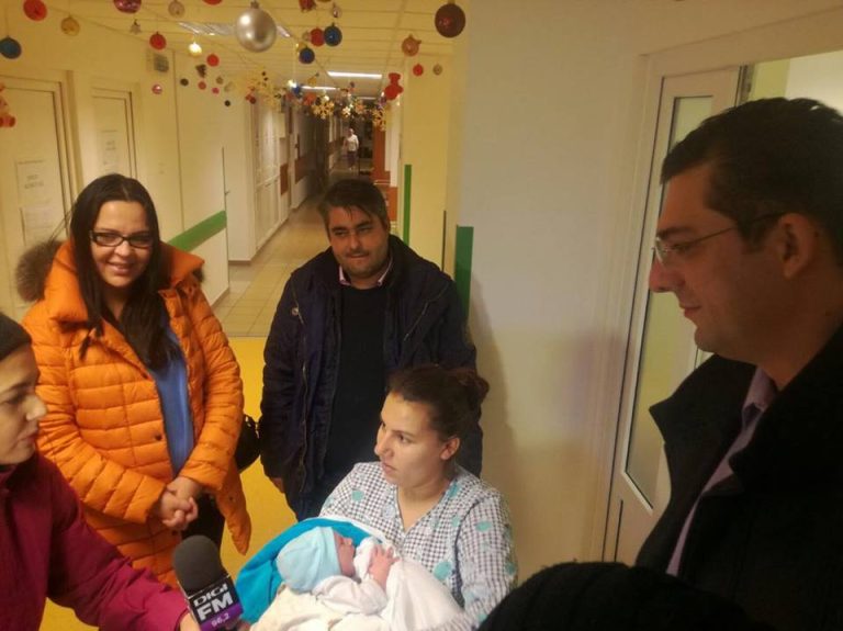 Președintele Consiliului Județean în vizită la mama care a născut în șenilată. Îi va boteza copilul