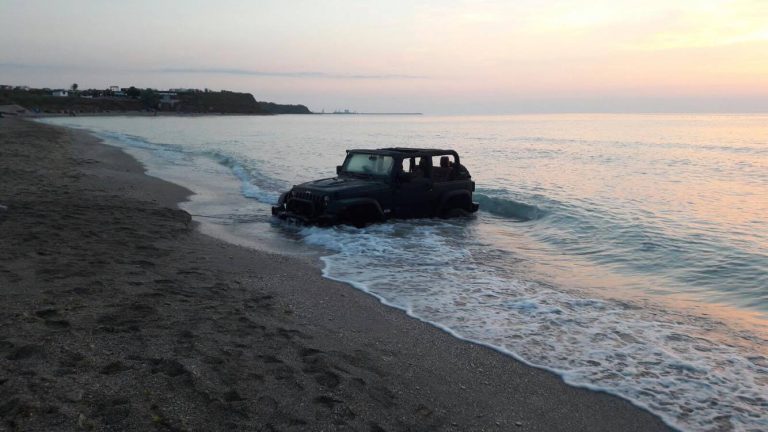 Autoturism în apă, la Vama Veche. Amenda îl va ustura pe proprietar