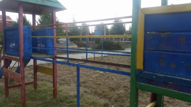 Primarul Mangaliei, chemat și el la CJPC să explice starea proastă a locurilor de joacă din oraș. În București un copil și-a fracturat coloana