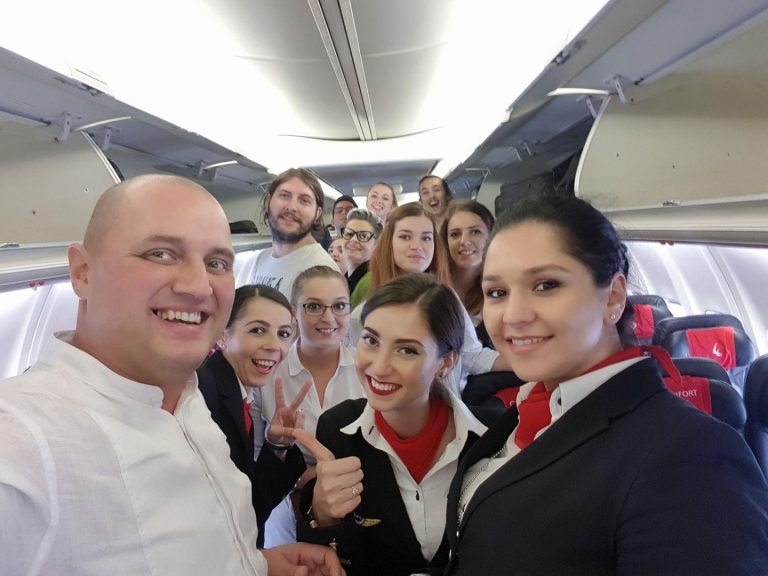 Printr-un proiect al Georgianei Rusu, de Ziua Internațională a Muzicii, studenții români au cântat în avion