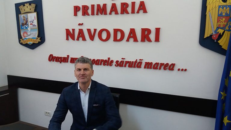 La Năvodari, soarele nu poate săruta marea pentru că primarul minte de îngheață apele. Cum și-a bătut joc Florin Chelaru de inspectorii Curții de Conturi