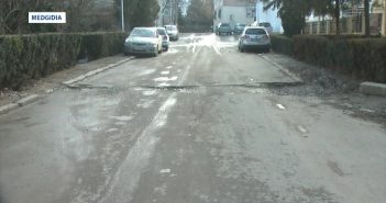 Am avut dreptate! Asfaltatorul lui Vrabie din Medgidia nu-și face treaba și va fi penalizat. cratere-asfalt-Medgidia