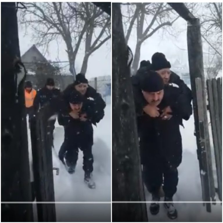 Video. Pacient cărat pe brațe, spre ambulanță, în satul Ciobănița