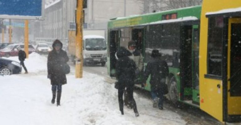 Orașul e paralizat dar RATC oferă mărțișoare