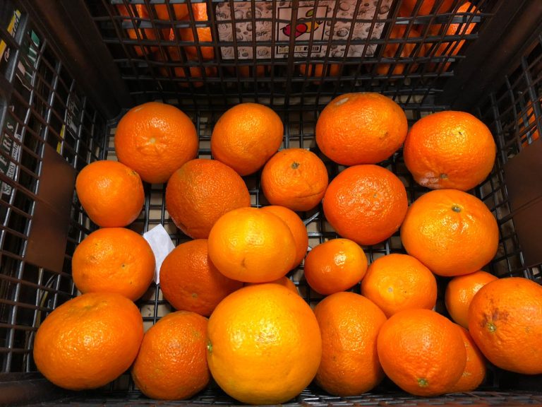 Control CJPC la Auchan. Cantități industriale de fructe și legume deteriorate, la vânzare