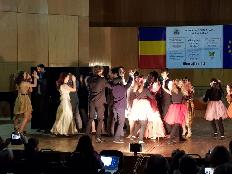 Tinerii actori de la Liceul de Artă au serbat Ziua Teatrului prin Caragiale