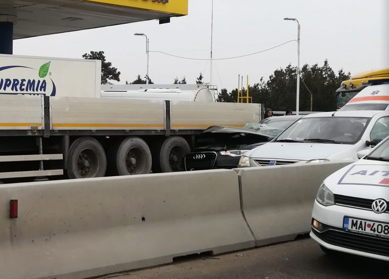 Trafic dificil dinspre Valu lui Traian. Un Audi s-a ciocnit cu un camion