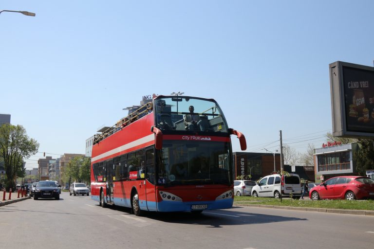 Autobuzele cu etaj circulă după un program nou