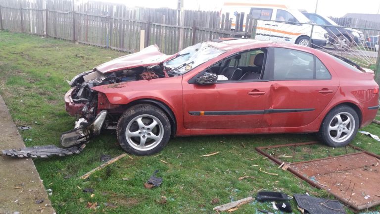 Galerie foto. A intrat cu mașina în casă