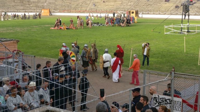 Cetățenii Medgidiei se revoltă: șase miliarde și pentru cântăreții de la Dapyx