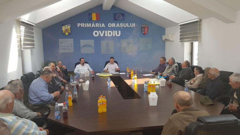 Primarul George Scupra invită periodic bătrânii și tinerii din orașul Ovidiu pentru a le cere sfatul