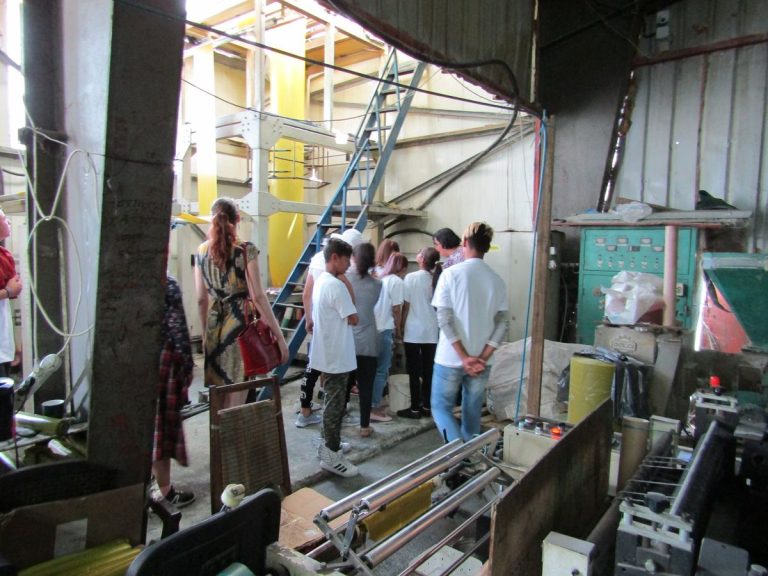 Tinerii din centrele de plasament au vizitat stația de reciclare a firmei Polaris