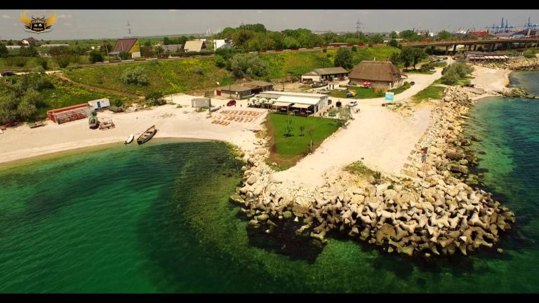 Dezastru ecologic la Agigea! Zeci de tone de pietre aruncate în mare, pentru a crește suprafața unui restaurant