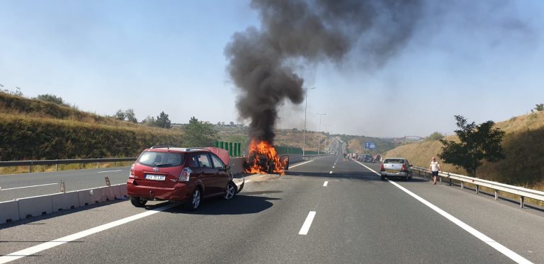 Video. Carambol cu cinci mașini pe autostradă, urmat de un incendiu