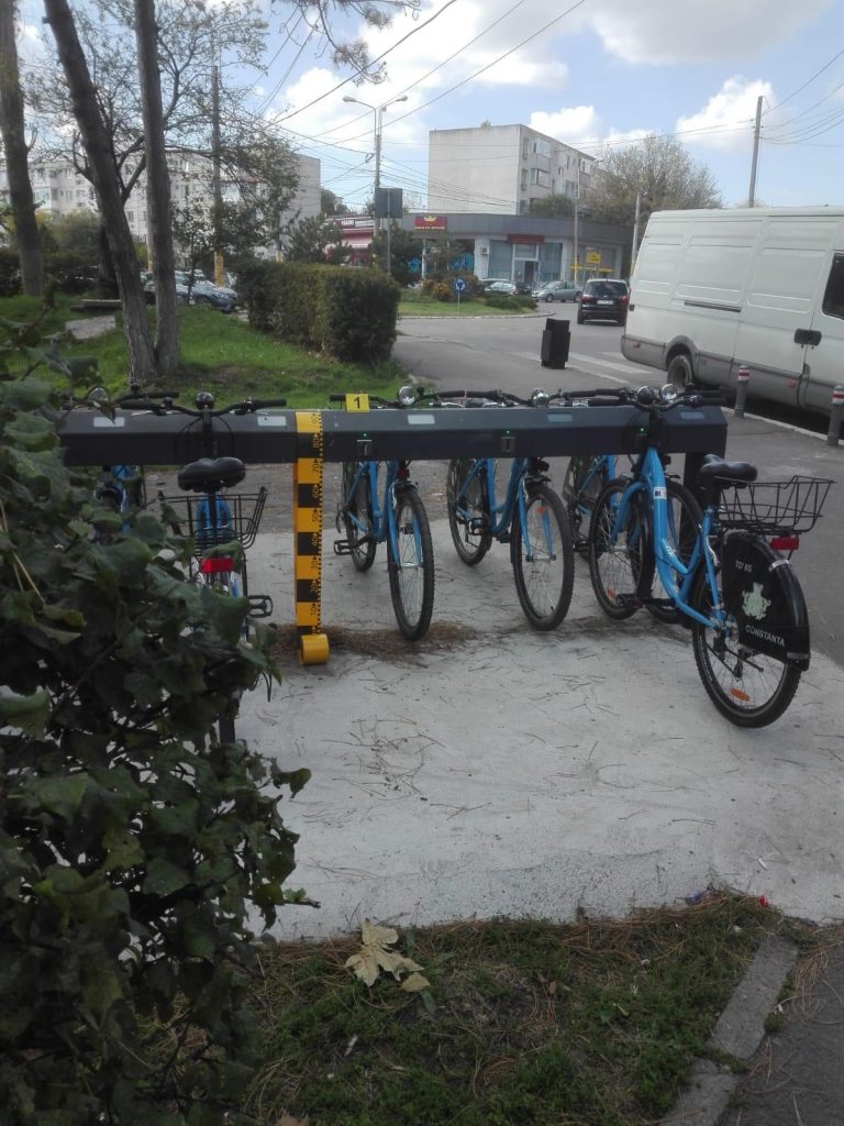 Persoane necunoscute au vandalizat stațiile de biciclete