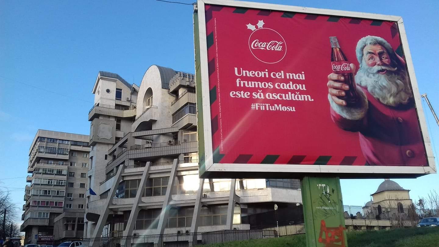 Banner Coca-Cola langa sediul SRI din Iasi