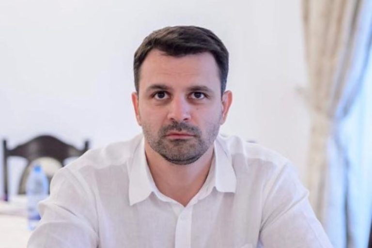 Crușoveanu câștigă punct după punct și se transformă într-un lider politic important. O fi doar de dragul campaniei?