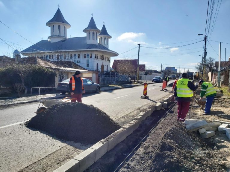 Se montează borduri noi pe o arteră importantă din cartierul Palazu Mare