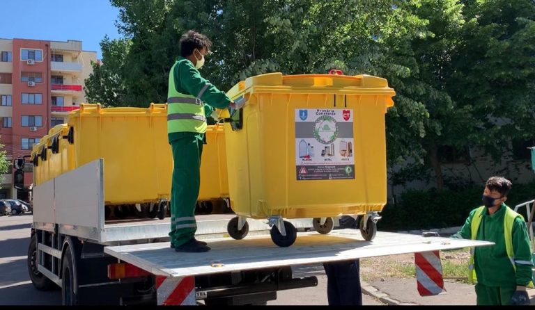 Polaris și Primăria Constanța au început montarea celor 400 de containere destinate deșeurilor reciclabile.