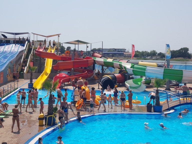 Petreceri cu spumă pe tobogane și spectacole de teatru cu păpuși, la Eforie Aqua Park