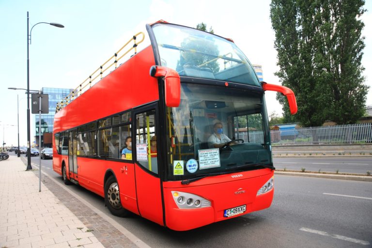 Destinația Constanța – Mamaia poate fi admirată, din acest sfârșit de săptămână, de la bordul autobuzelor etajate.