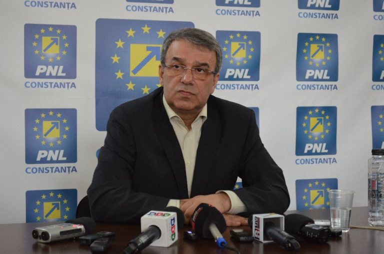 Vergil Chițac defilează cu oamenii care au votat pentru clădirea de la Lupoiacă. Beneficiarul e și el pe listele PNL