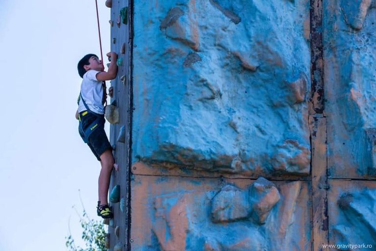 Amatorii de escaladă au acces la zona de climbing din Gravity Park